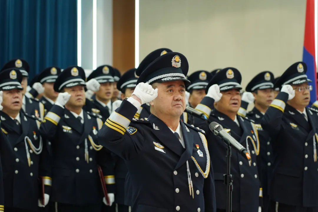 临夏州公安局举行庆祝2022年中国人民警察节迎警旗宣誓暨警监警衔晋升、荣誉退休纪念仪式