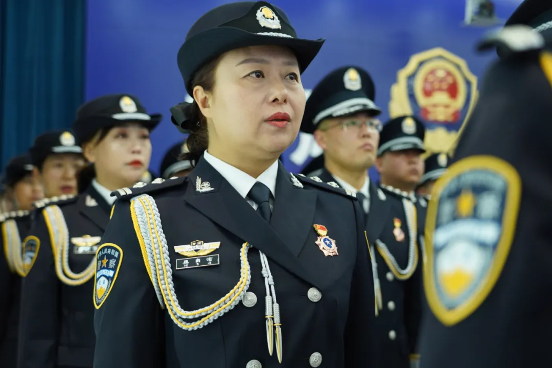 临夏州公安局举行庆祝2022年中国人民警察节迎警旗宣誓暨警监警衔晋升、荣誉退休纪念仪式